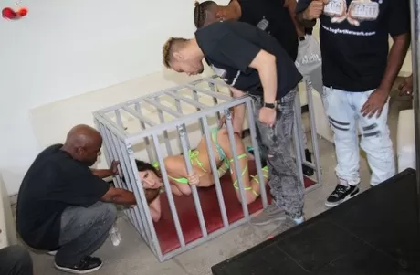 Белую секс-рабыню освобождают из клетки перед межрасовой групповухой картинка 2