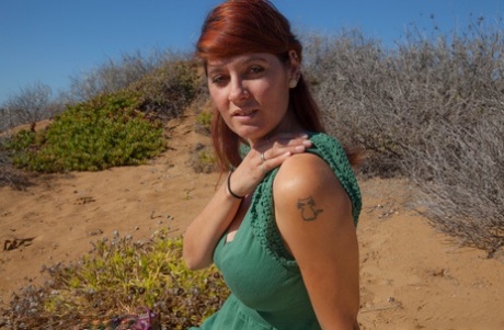 Горячая рыжеволосая любительница раздевается, чтобы выставить напоказ свою красивую попку на одеяле снаружи картинка 4