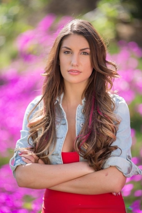 Распутная модель Августа Эймс позирует, демонстрируя потрясающие формы на улице картинка 4