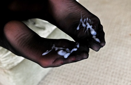 Порнозвезда Августа Эймс заставляет саб-самца пососать ее сексуальные пальчики на ногах картинка 12