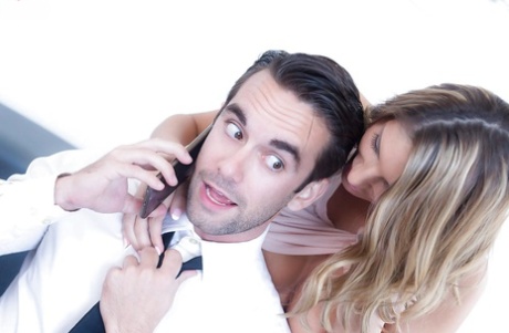 Белокурая порнозвезда Августа Эймс получает сперму на задницу после траха большим членом картинка 2