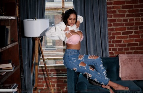 Молодая брюнетка Отэм Фоллс снимает рваные джинсы по пути к раздеванию картинка 2