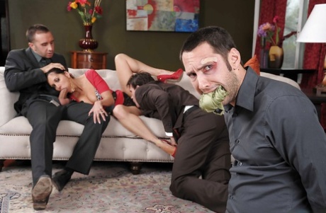 Горячая мамаша с большими круглыми сиськами Ава Аддамс получает двойное проникновение картинка 3