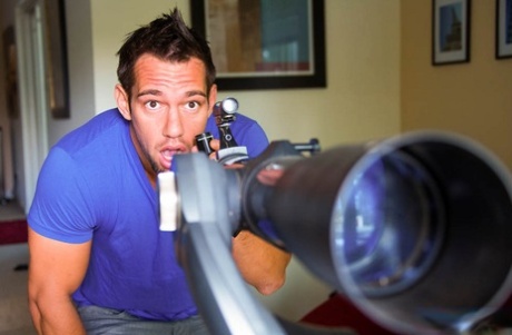 Горячая мамаша Ава Аддамс обнажает свои большие сиськи, соблазняя симпатичного молодого человека картинка 2