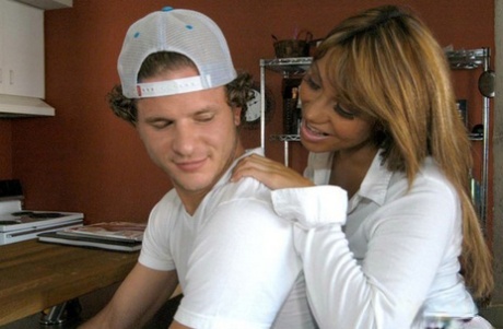 Азиатская пума Ава Дивайн соблазняет молодого человека массажем шеи картинка 5