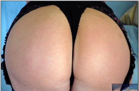 Азиатская милфа Ава Дивайн демонстрирует округлую попку в трусиках и чулках картинка 3