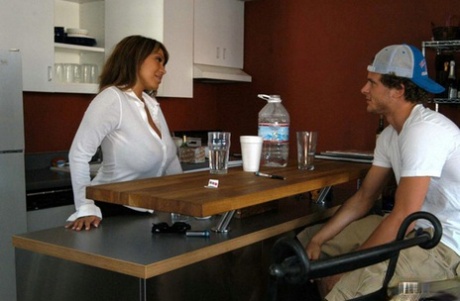 Азиатская пума Ава Дивайн соблазняет молодого человека массажем шеи картинка 4