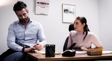 Молодая секретарша Белла Ролланд спасает свою работу, занимаясь сексом со своим боссом картинка 3