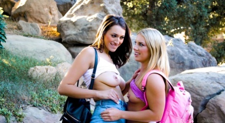 Молодые лесбиянки Белла Роллан и Кэндис Дэйр занимаются сексом на одеяле во время похода картинка 3