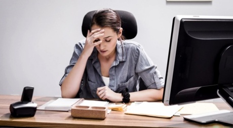 Молодая секретарша Белла Ролланд спасает свою работу, занимаясь сексом со своим боссом картинка 4