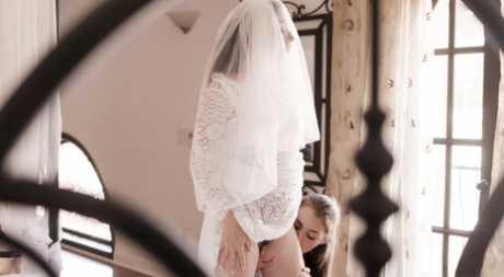 Новоиспеченная невеста занимается лесбийским сексом втроем со своими подружками в день своей свадьбы картинка 4