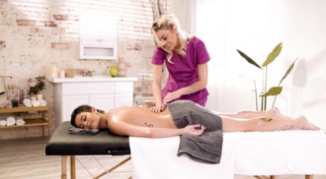 Два массажиста занимаются сексом втроем с клиенткой картинка 3