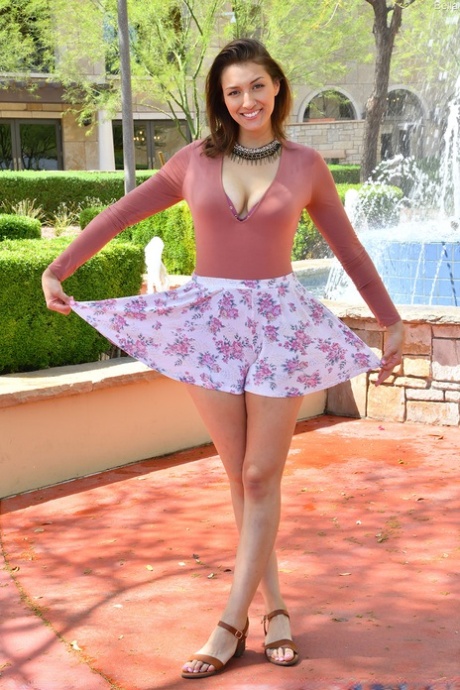 Любительская девушка Белла показывает голые ноги на публике с сиськами и пиздой для подражания картинка 4