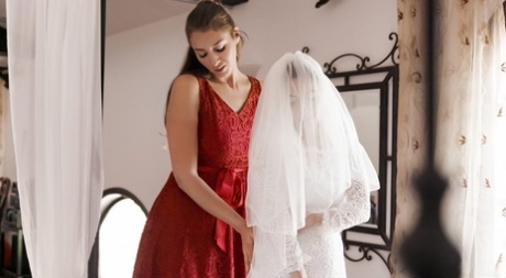 Новоиспеченная невеста занимается лесбийским сексом втроем со своими подружками в день своей свадьбы картинка 2