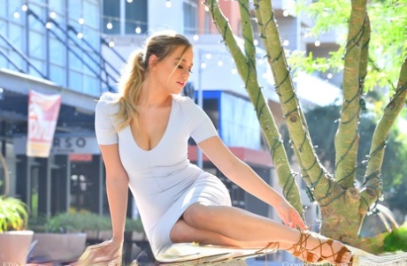 Любительская модель Блейк носит обтягивающее платье, выставляя себя напоказ на публике картинка 4