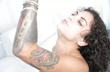 Брюнетка с татуировками Бонни Роттен принимает тройное проникновение перед тем, как съесть сперму картинка 15