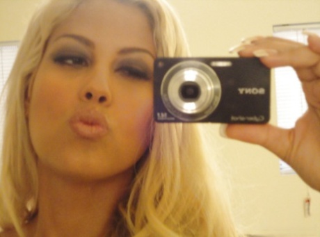 Знойная латиноамериканка Бриджит Би раздевается во время селфи в зеркале картинка 14