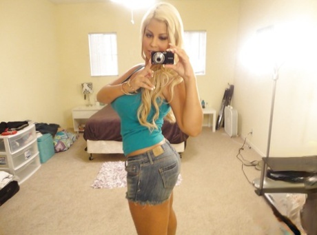 Милф-красотка с огромными сиськами Бриджит Би делает любительские снимки самой себя картинка 2