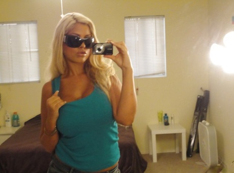 Знойная латиноамериканка Бриджит Би раздевается во время селфи в зеркале картинка 2