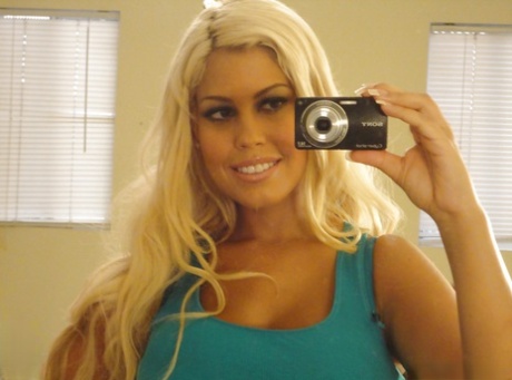 Знойная латиноамериканка Бриджит Би раздевается во время селфи в зеркале картинка 5