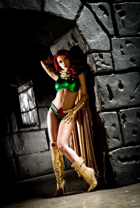 Грудастая рыжеволосая Бритни Эмбер позирует топлесс в костюме для косплея картинка 6