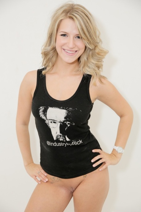 3 девушки-одиночки собираются вместе, чтобы позировать обнаженными в носках перед флагом США картинка 13