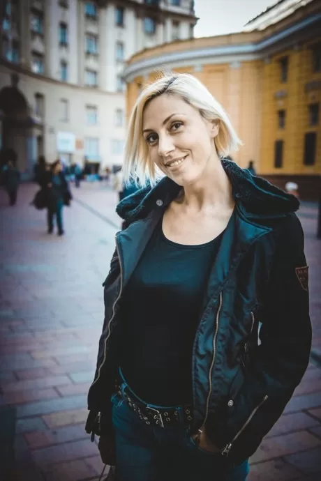 Любительская блондинка с татуировкой на спине раздевается догола перед тем, как трахнуться с большим членом картинка 2