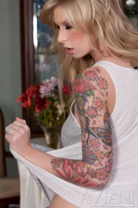 Татуированная самка Брук Баннер раздвигает пальчиком свои половые губки на красных каблуках картинка 4