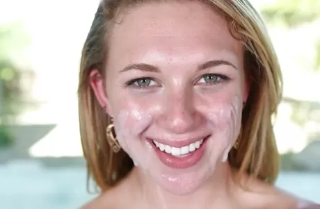 Пышногрудая блондинка-подросток Брук Уайлд теребит пальцами свою задницу, пока ее трахают картинка 16