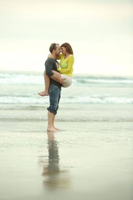 Молодожены покидают пляж для страстного жесткого траха картинка 2