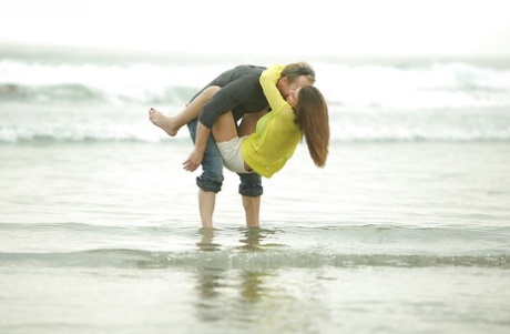 Пляжный трах с великолепной наездницей с большими сиськами Бруклин Чейз картинка 2