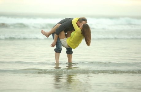 Влюбленные Райан Мэдисон и Бруклин Чейз занимаются бурным сексом после дня, проведенного на пляже картинка 2