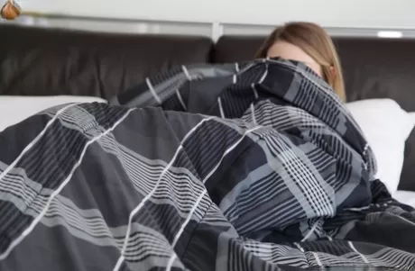 Блондинка сверкает своей обтянутой стрингами попкой перед тем, как трахнуться с большим черным членом картинка 4