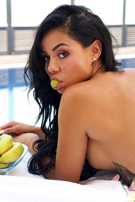 Латиноамериканская модель Канела Скин подчеркивает свою увеличенную попку возле бассейна картинка 11