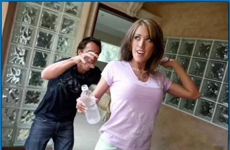 Грудастую молоденькую Капри Кавалли хорошенько трахают в ее бритую щелочку картинка 2