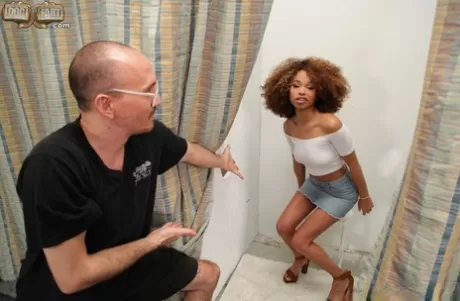 Худая чернокожая девушка с афро-внешностью выплевывает сперму после секса в проститутке картинка 5