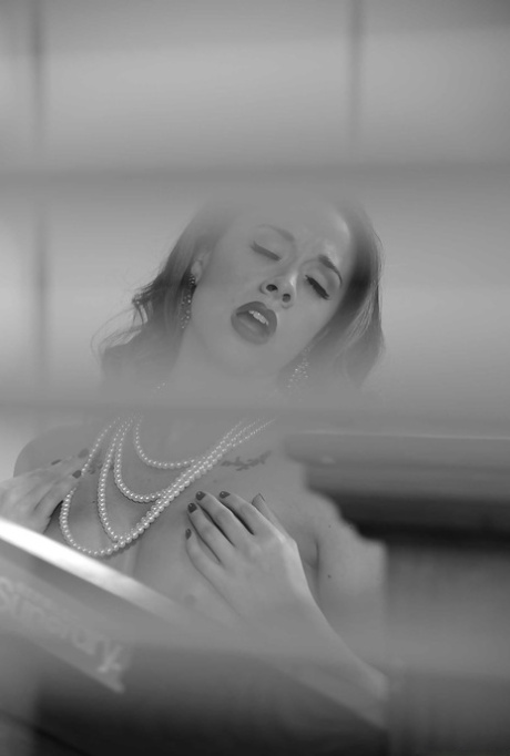 Ретро секс-сцена с грудастой порнозвездой Шанель Престон и ее любовником картинка 9