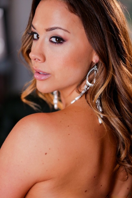 Красивая брюнетка-бомба Шанель Престон раздевается, чтобы обнажить свою муфту картинка 11