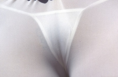 Сексуальная милфа Шанель Престон натягивает штаны для йоги на свой пышный зад картинка 7