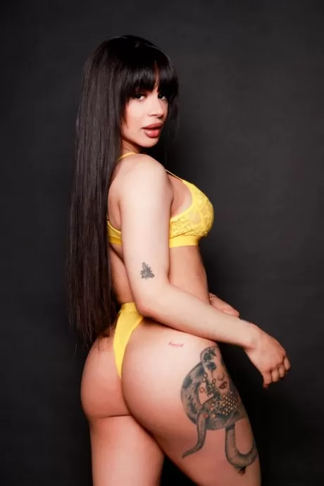 Потрясенные, с голыми Шарлоттой Синс и Евой Максим на порно фото картинка 2