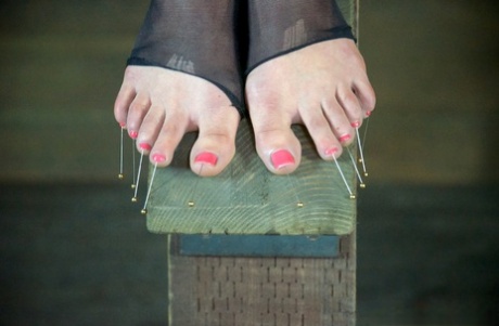 Белокурых женщин доводят до слез во время пыток в подземелье картинка 15