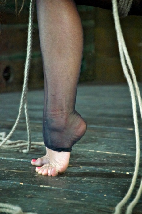 Грудастую рабыню повесили на кресте и пытали зажимом для языка и другими жесткими приспособлениями картинка 10