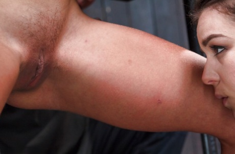 БДСМ-модели Джульетта Марч и Шери Девиль лижут киски друг другу картинка 5