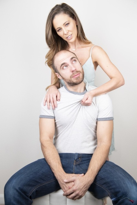 Сексуальная милфа Шери Девилл обнажает свою сочную попку во время действия под юбкой картинка 10