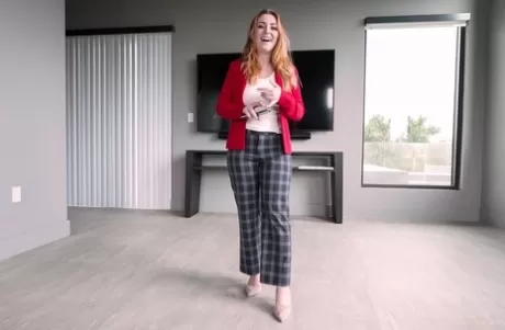 Рыжеволосая девушка с большими натуральными сиськами Кира Фокс занимается сексом от первого лица картинка 7