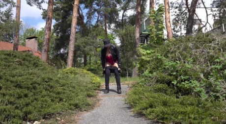 Грудастая Хлоя садится на корточки и наслаждается долгой писей картинка 2