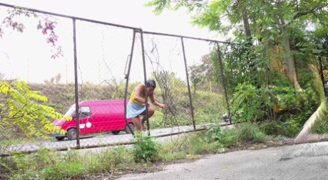 Коротко стриженная девушка Хлоя Ламур крайне нуждается в том, чтобы помочиться на участок тротуара картинка 2