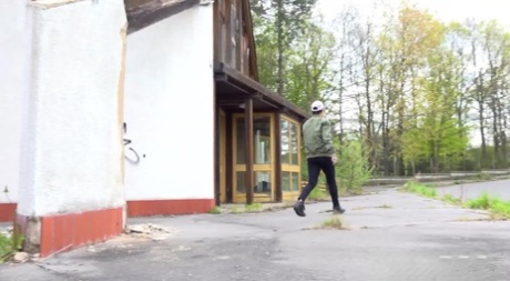 Грудастая красотка Хлоя фонтанирует на земле картинка 14