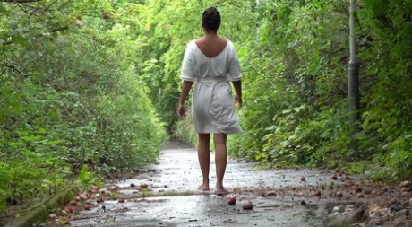 Одинокая женщина Хлоя Ламур мочится на мощеную дорожку в сандалиях картинка 15