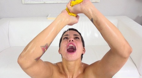 Грудастая девушка Хлоя Ламур щеголяет короткими волосами во время мастурбации и писанья картинка 8